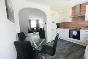 Modern 2 Bedroom Platinum Pad Glasgow City - Image 4