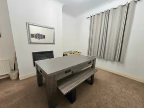 4 bedroom home with games room - sleeps 8 Perfect for families, groups and contractors - Image 3