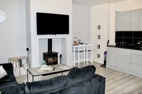 4 bedroom home with games room - sleeps 8 Perfect for families, groups and contractors - Image 2