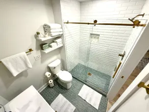 BartlesVILLA Guesthouse | Cozy Downtown Retreat - Image 5