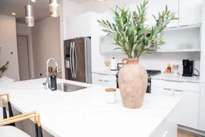 Modern 3BR/2.5BA Near Med Ctr - Image 4