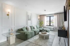 Luxury Green & Gold Suite Near NYC w/ Free Parking - Image 2