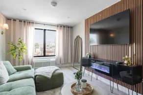 Luxury Green & Gold Suite Near NYC w/ Free Parking - Image 3