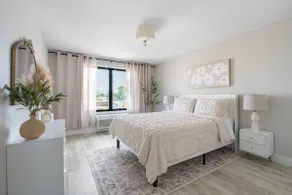 Luxury Green & Gold Suite Near NYC w/ Free Parking - Image 4
