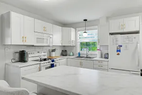 Deck°Screened patio°Minutes to Downtown + Brackley - Image 3
