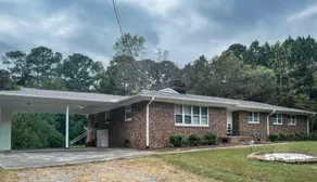 4BR/2BA • Sleeps 10 • 10 Min to UNC & Franklin St - Image 3