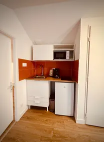 4-bedroom apartment - Air conditioning, close to the city and train station, ID check! - Image 3