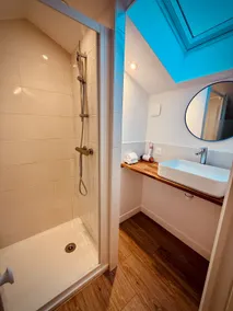 4-bedroom apartment - Air conditioning, close to the city and train station, ID check! - Image 4