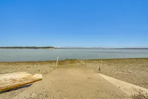 Mtn-View Camano Island Retreat Overlooking Beach - Image 2