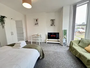 THE SPRINGFIELD SUITE - ONE BEDROOM APARTMENT - KIDDERMINSTER CENTRAL - SLEEPS 3 GUESTS - PARKING INCLUDED - WEST MIDLANDS SAFARI PARK LOCATIOn - Image 2