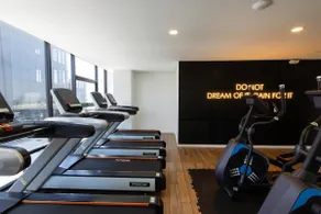 Modern Studio with Terrace, Gym & Great Location - Image 5