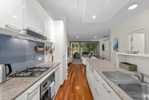 Spacious and Leafy with Pool and Parking - Walk to River - Image 2