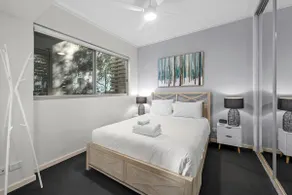 Spacious and Leafy with Pool and Parking - Walk to River - Image 3