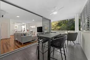 Spacious and Leafy with Pool and Parking - Walk to River - Image 4