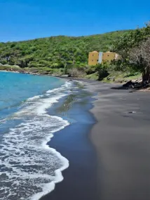 Beachfront | Modern Amenities | Centrally Located - Image 4