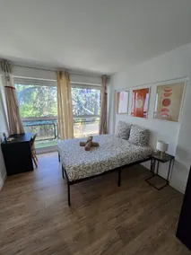Bright & quiet apartment, close to transportation - Image 5