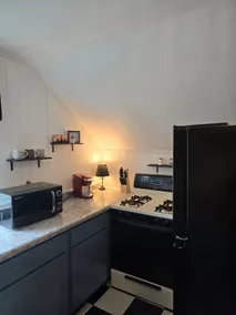 Cozy 1 BR 2nd story apartment near Lakes - Image 3