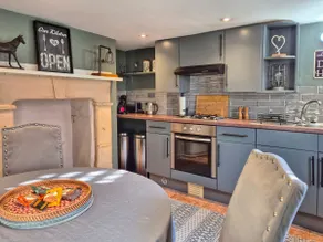 Unique & Stylish Town House in Central Cheltenham - Image 2