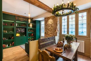 4-star themed cottage with hot tub in the heart of the city, close to Lyon - Image 4