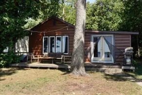 Lakefront Spruce Cottage - Image 3