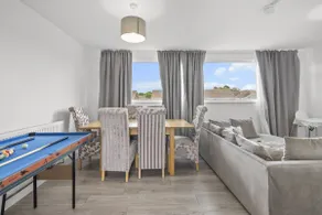 Cosy 3BR Flat With Free Parking Near Marina - Image 2