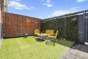 Cosy 3BR Flat With Free Parking Near Marina - Image 4