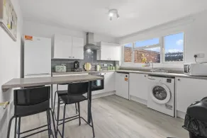 Cosy 3BR Flat With Free Parking Near Marina - Image 3