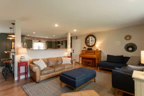 Inviting & spacious home 1 mile from ND, sleeps 17 - Image 2