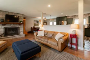 Inviting & spacious home 1 mile from ND, sleeps 17 - Image 5