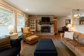 Inviting & spacious home 1 mile from ND, sleeps 17 - Image 4