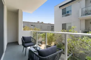 Artsy Emerald |Quiet Retreat Rose Ave Venice Beach - Image 2