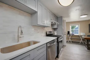 Charming Stay with Free Parking! - Image 4
