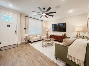 Chic 1-Story 2BR Near LaTech | King +2 Twins - Image 2