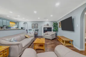 Walk to UNT | 5BR | Sleeps 10 - Image 2