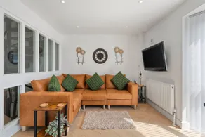 The Grand Southampton Stay, Sleeps 12 - Image 2