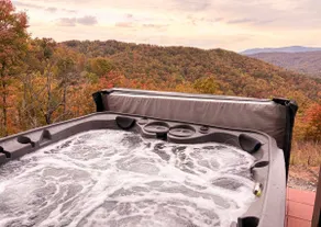 Acorn Ridge: Scenic mountain retreat with hot - Image 2
