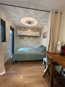 Studio room in old Angoulême - Image 3