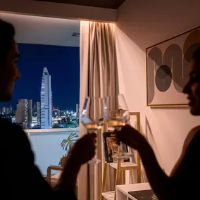 Luxury Suite · Estilo Hotel · Gym & Rooftop - Image 4