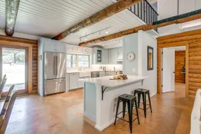 Cozy Log Cabin Retreat with Modern Comforts - Image 3