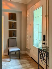 Cozy Queen Suite w/ Parking, Wi-Fi. Great Location - Image 4