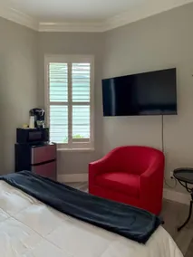 Cozy Queen Suite w/ Parking, Wi-Fi. Great Location - Image 2