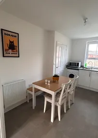 Entire semi-detached 2-Bed Bungalow -Cottingham - Image 4