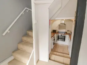 Tub Boat Cottage - Image 2