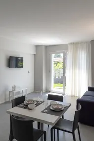 Two-room apartment with private garden - Image 2