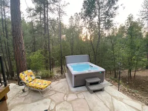 Hot tub! Cabin in the forest. - Image 2