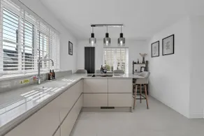 Stylish home sleeps 6 in Norton with parking - Image 3