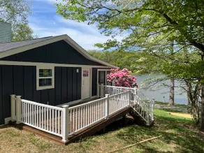 Waterfront Paddles & Purs Cottage on Claytor Lake - Image 2