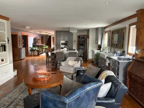 Nostalgic and charming condo with rooftop patio - Image 2