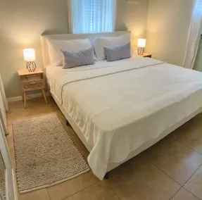 King bed - Walk to Downtown & Waterfront - Image 3