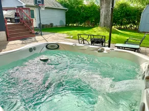 Cottage Style House with Hot Tub - Image 2